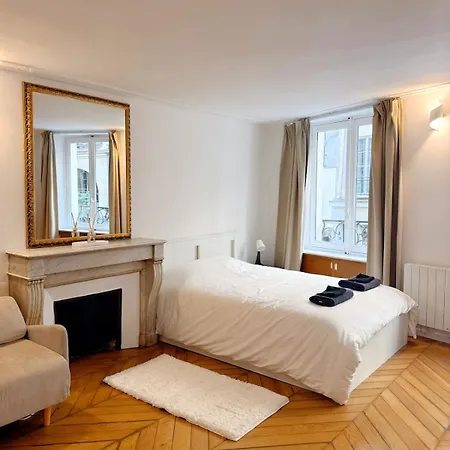 Apartament Louvre 1-min Walk Elegant Paryż